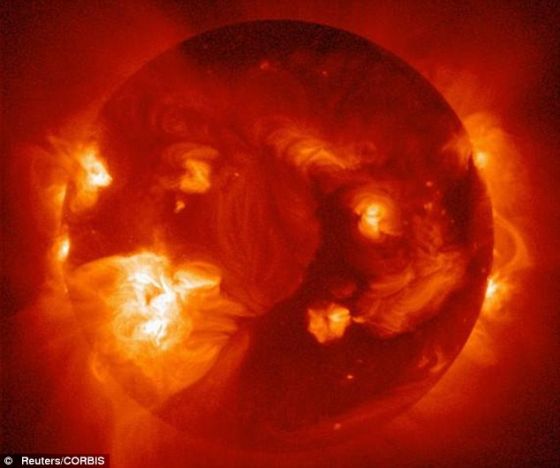 太阳耀斑释放出来的巨大能量迅速冲向地球,对通讯造成干扰 太阳耀斑释放出来的巨大能量迅速冲向地球,对通讯造成干扰