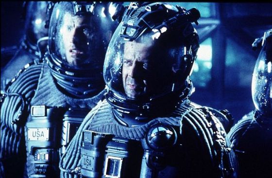 1998年科幻大片《绝世天劫》剧照。片中,一颗德克萨斯州大小的小行星即将撞击地球,布鲁斯-威利斯饰演的角色率领一批勇士乘坐飞船登上这颗小行星,而后埋设核弹引爆,拯救地球命运 1998年科幻大片《绝世天劫》剧照。片中,一颗德克萨斯州大小的小行星即将撞击地球,布鲁斯-威利斯饰演的角色率领一批勇士乘坐飞船登上这颗小行星,而后埋设核弹引爆,拯救地球命运